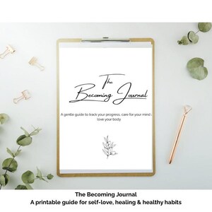 Puede incluir: Un diario imprimible con el título "The Becoming Journal" y el lema "Una guía suave para hacer un seguimiento de tu progreso, cuidar tu mente, amar tu cuerpo". El diario está diseñado para ayudar con el amor propio, la curación y los hábitos saludables.