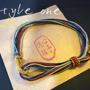 手編みの仏教の幸運のお守り結びブレスレット - カップルや友人に最適、幸運のためのユニセックスの夏の贈り物、手首やギフトに最適