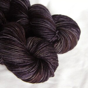 Peut inclure: Deux &eacute;cheveaux de fil de couleur violet fonc&eacute; avec un motif de couleur vari&eacute;e. Le fil est doux et moelleux, et il est parfait pour le tricot ou le crochet.