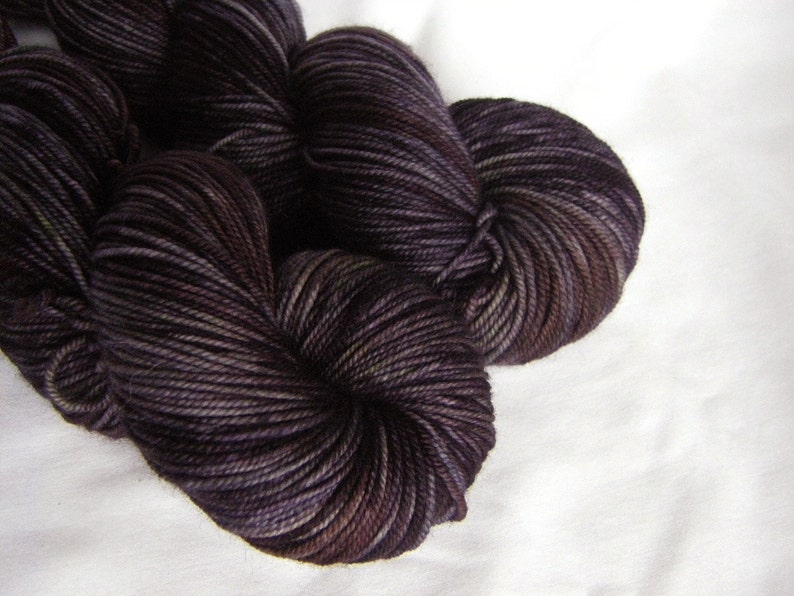 Peut inclure: Deux &eacute;cheveaux de fil de couleur violet fonc&eacute; avec un motif de couleur vari&eacute;e. Le fil est doux et moelleux, et il est parfait pour le tricot ou le crochet.