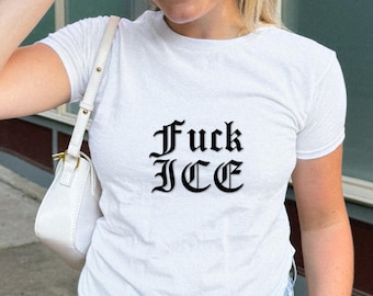 Abolish ICE Baby Tee: Top corto di protesta femminista