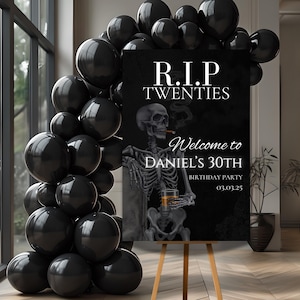 Pode incluir: Uma placa preta com o texto "R.I.P. TWENTIES" e "Welcome to DANIEL'S 30TH BIRTHDAY PARTY 03.03.25". A placa apresenta um esqueleto fumando um cigarro e segurando uma bebida. Balões pretos circundam a placa.