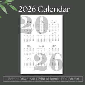 Può includere: Un calendario bianco del 2026 con un design minimalista. Il calendario presenta l'anno in grandi numeri grigi e un layout mensile. Il testo "Instant Download | Print at home | PDF Format" è in basso.