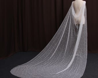TV17/ Cape de mariée en perles. Cape de mariée en tulle transparent ornée de perles. Cape de mariée ivoire en tulle scintillant. cape de mariée personnalisée