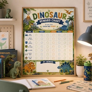 Peut inclure: Un tableau de récompenses dinosaure rectangulaire dans un cadre en bois avec le texte DINOSAUR REWARD CHART, Do your best, GROW AND ROAR! et MY REWARD. Le tableau comprend une grille pour des tâches comme faire le lit et lire un livre.