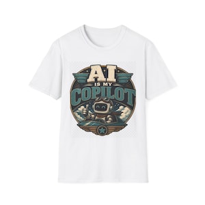 Peut inclure: Un t-shirt blanc à manches courtes avec un motif circulaire sur la poitrine. Le dessin représente un robot pilote de dessin animé dans un cockpit avec le texte AI IS MY COPILOT en lettres grasses de style vintage sur un fond de nuages.