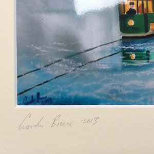 Puede incluir: Una pintura de acuarela de un tranv&iacute;a verde y amarillo con una persona dentro, conduciendo a trav&eacute;s de una escena de agua azul y blanca. La pintura est&aacute; firmada "Gordon Bruce 2013".