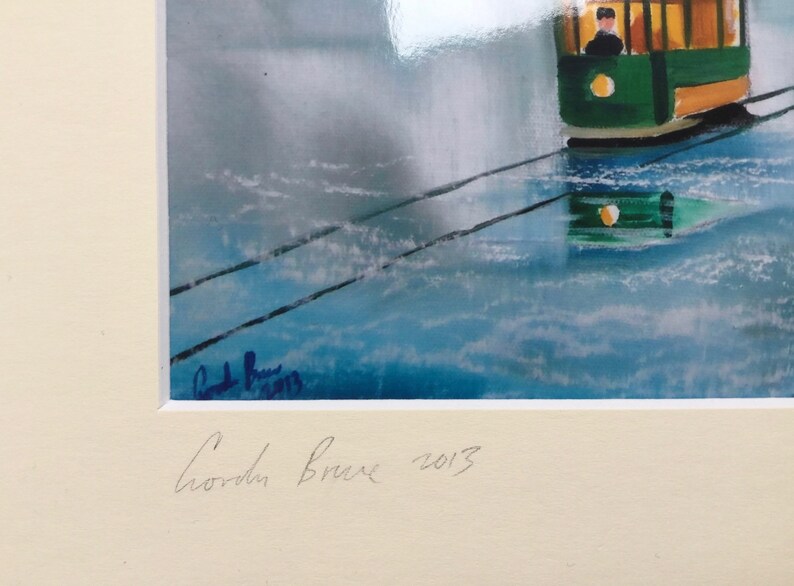 Puede incluir: Una pintura de acuarela de un tranv&iacute;a verde y amarillo con una persona dentro, conduciendo a trav&eacute;s de una escena de agua azul y blanca. La pintura est&aacute; firmada "Gordon Bruce 2013".