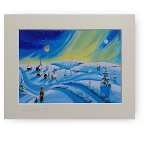 Könnte beinhalten: Ein Gemälde, das eine verschneite Dorfszene mit einer Kirche mit rotem Dach in der Ferne zeigt. Der Himmel ist blau mit einer gelben und grünen Aurora Borealis. Eine Person in Rot geht mit einem Hund auf einem Weg, der zum Dorf führt. Das Gemälde ist signiert mit "Linda Green 2007".