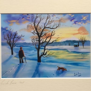 K&ouml;nnte beinhalten: Aquarellmalerei einer Winterlandschaft mit einer Person und einem Hund. Die Person geht mit einem Stock, und der Hund rennt. Kahle B&auml;ume und ein kleines Geb&auml;ude befinden sich im Hintergrund. Der Himmel ist eine Mischung aus Blau, Orange und Lila.