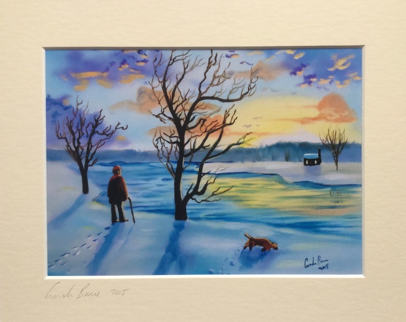 K&ouml;nnte beinhalten: Aquarellmalerei einer Winterlandschaft mit einer Person und einem Hund. Die Person geht mit einem Stock, und der Hund rennt. Kahle B&auml;ume und ein kleines Geb&auml;ude befinden sich im Hintergrund. Der Himmel ist eine Mischung aus Blau, Orange und Lila.
