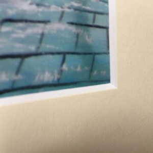 Puede incluir: Primer plano de una pintura enmarcada que representa una superficie de azulejos azules con reflejos blancos. Los azulejos est&aacute;n dispuestos en una cuadr&iacute;cula, creando una sensaci&oacute;n de profundidad y textura.