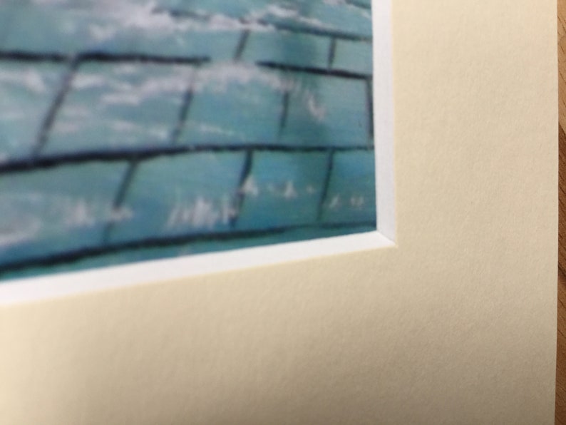 Puede incluir: Primer plano de una pintura enmarcada que representa una superficie de azulejos azules con reflejos blancos. Los azulejos est&aacute;n dispuestos en una cuadr&iacute;cula, creando una sensaci&oacute;n de profundidad y textura.