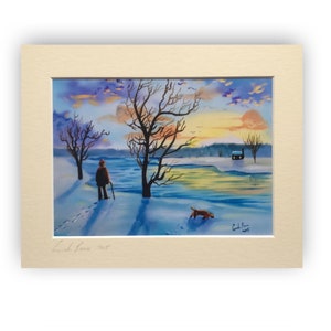 K&ouml;nnte beinhalten: Aquarellmalerei einer Winterlandschaft mit einer Person und einem Hund. Das Kunstwerk zeigt eine Person mit einem Gehstock, einen Hund, kahle B&auml;ume und ein kleines Haus. Der Himmel hat Schattierungen von Blau, Orange und Gelb. Das Kunstwerk ist signiert und datiert.
