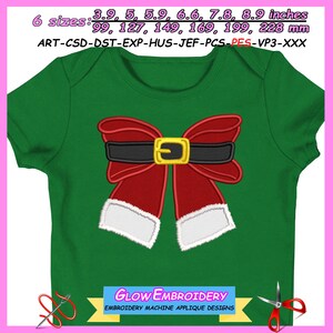 Könnte beinhalten: Grüner Baby-Body mit einem Santa Claus-Schleifendesign. Die Schleife ist rot mit einem schwarzen Gürtel und einer goldenen Schnalle. Das Design beinhaltet einen weißen Besatz. Der Text "GLOW EMBROIDERY" steht unten. Erhältlich in Größen von 99 mm bis 228 mm.