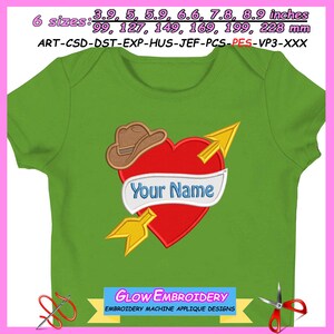 Könnte beinhalten: Ein grüner Baby-Body mit einem roten Herz, das von einem gelben Pfeil durchbohrt wird. Ein brauner Cowboyhut liegt auf dem Herzen, und ein Banner mit "Your Name" verläuft über dem Herzen. Der Text "GLOW EMBROIDERY" steht unten.