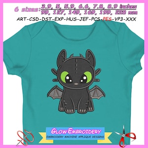 Może przedstawiać: Turkusowe body dla niemowląt z czarnym rysunkowym smokiem, zielonymi oczami i małymi skrzydłami. Projekt zawiera tekst "GLOW EMBROIDERY" i opcje rozmiaru od 99 do 228 mm. Wzory aplikacji do maszyn do haftowania.