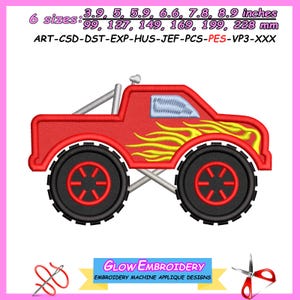 Peut inclure: Un motif de broderie représentant un monster truck rouge avec des flammes jaunes, de grands pneus noirs aux jantes rouges et un arceau de sécurité argenté. Le texte indique 6 tailles de 99 à 228 mm et les formats ART, CSD, DST, EXP, HUS, JEF, PCS, PES, VP3, XXX.