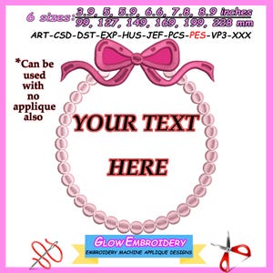 Könnte beinhalten: Stickdatei mit rosa Perlenkette, rosa Schleife und dem Text "YOUR TEXT HERE". Das Design ist in sechs Größen von 3,9 bis 8,9 Zoll erhältlich.