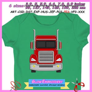 Puede incluir: Un body de bebé verde con un diseño de camión rojo. El diseño incluye la parte delantera detallada de un camión con faros y un parachoques cromado. El texto indica "6 tamaños: 99, 127, 149, 169, 199, 228 mm".