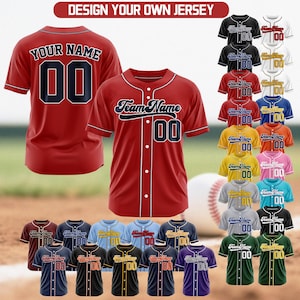 Puede incluir: Una camiseta de béisbol roja con "YOUR NAME" y el número "00" en la espalda. La parte delantera presenta "Team Name" y "00". Se muestran camisetas adicionales en varios colores, mostrando opciones de diseño. El texto "DESIGN YOUR OWN JERSEY" está en la parte superior.