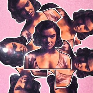 Puede incluir: Una impresión artística de collage con múltiples imágenes superpuestas de una mujer con cabello oscuro y una blusa rosa. Las imágenes están sobre un fondo rosa, creando un efecto de capas. La expresión de la mujer es contemplativa.