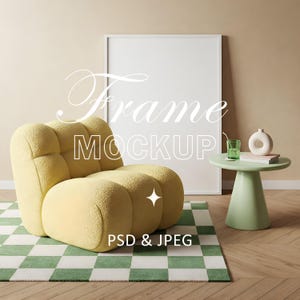 Puede incluir: Un sillón amarillo texturizado se encuentra sobre una alfombra a cuadros verdes y blancos. Una maqueta enmarcada en blanco se apoya contra una pared beige. Una pequeña mesa auxiliar redonda verde menta tiene un vaso, un jarrón blanco y un libro. El texto "Frame Mockup" está superpuesto.