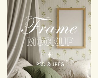 Könnte beinhalten: Ein Mockup eines Holzrahmens mit weißem Hintergrund, der an einer Wand mit floralem Muster hängt. Der Rahmen befindet sich in einem Schlafzimmer mit einem weißen Himmelbett und Kissen.