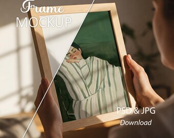 Op de afbeelding: Een houten frame mockup met een print van een persoon in een gestreepte badjas. Het kunstwerk toont een persoon met gesloten ogen, rustend. Het frame heeft de tekst "Frame MOCKUP" en "PSD & JPG Download".