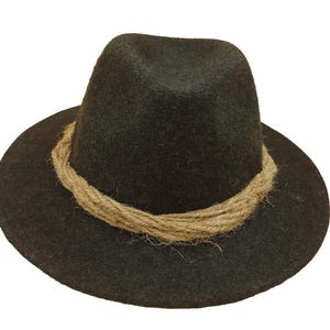 Könnte beinhalten: Ein dunkelgrauer Fedora-Hut mit breiter Krempe. Der Hut hat ein natürliches Seilband um den Hutkopf. Der Hut ist aus einem weichen, filzartigen Material gefertigt.