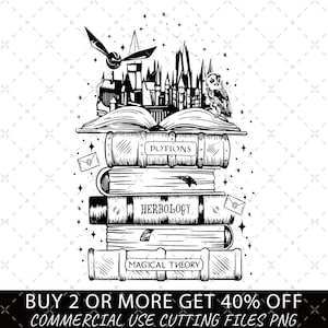 Puede incluir: Una ilustración de arte lineal en blanco y negro con una pila de libros etiquetados como Potions, Herbology y Magical Theory. Un libro abierto encima muestra una silueta de castillo, un búho y una snitch voladora, rodeados de estrellas y sobres.