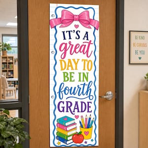 Peut inclure: Une bannière de porte de classe verticale avec un fond de papier ligné et un nœud rose en haut. Le texte indique IT'S A great DAY TO BE IN fourth GRADE. Sous le texte se trouvent une pile de livres colorés, un pot à crayons et une pomme rouge.