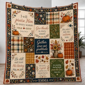 Pode incluir: Uma colcha de retalhos com blocos de tema outonal, abóboras, padrões xadrez e motivos florais. O texto inclui "I will praise Him in every season", "Give thanks in every season", "Gather grace and gratitude" e o nome "EMMA".