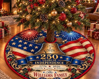 Può includere: Una gonna per albero di Natale rotonda con un design patriottico che include la bandiera americana, fuochi d'artificio e una Liberty Bell. Il testo include 1776-2026, 250 Years of Independence, Freedom, Unity, Heritage e The Williams Family.