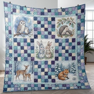 Puede incluir: Una colcha acolchada con ilustraciones de acuarela de animales del bosque. El diseño incluye búhos, conejos, erizos, ciervos y zorros, sobre un mosaico de cuadrados azules y morados. La colcha mide aproximadamente 178 cm x 203 cm.