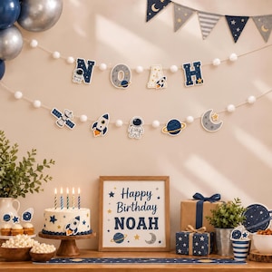 Könnte beinhalten: Ein Weltraum-Geburtstagsset mit einem Banner, das NOAH buchstabiert, verziert mit Astronauten- und Raketenmotiven, einer weiteren Girlande mit Weltraumsymbolen, einem Sternenkuchen, einem Happy Birthday NOAH Schild und Geschenken.