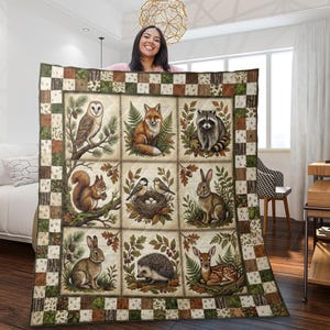 Puede incluir: Un edredón grande y cuadrado con un diseño de patchwork. Presenta ilustraciones de animales del bosque, como un búho, un zorro, un mapache, una ardilla, pájaros, un conejo, un erizo y un ciervo. El borde tiene un patrón a cuadros en tonos marrones y verdes.