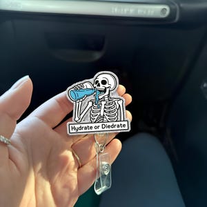 Bobine de badge pour hydrater ou mourir, support d'identification de rappel d'eau drôle, clip de travail pour infirmière, badge humour santé, cadeau mignon pour collègues