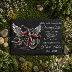 Pode incluir: Uma placa memorial retangular de ardósia preta com uma motocicleta vermelha com grandes asas brancas. O texto diz: Why walk through the Pearly Gates when you can Ride! In Loving Memory of Robert Miles 1950 - 2023. A placa tem bordas irregulares.