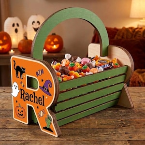 Cesta de madera personalizada con letras: Cubo personalizado para pedir dulces en Halloween.
