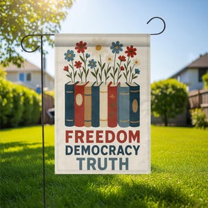 以下が含まれることがあります： 本と花のデザインが施されたガーデンフラッグ。赤と青で「FREEDOM DEMOCRACY TRUTH」の文字が書かれています。芝生の庭に飾られた旗です。