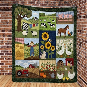 Puede incluir: Un edredón de retazos con temática de granja. El edredón presenta varios cuadrados que representan escenas de granja, incluyendo ovejas, vacas, girasoles, un espantapájaros y un tractor rojo. El edredón está bordeado con una tela verde oscuro.