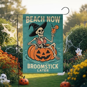 Bandera divertida de Halloween para jardín de playa, decoración de jardín con esqueleto de bruja y calabaza, bandera para exteriores de verano y otoño, playa ahora, palo de escoba después