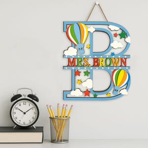 Letrero personalizado para puerta de profesor, decoración de pared con globo aerostático, letrero de madera de 2 capas, placa con nombre para aula, decoración para aula