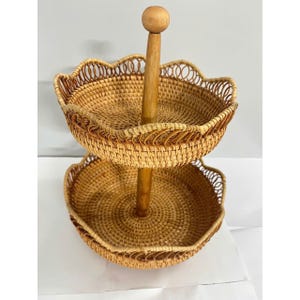2-stufiger Rattan-Korbständer - Weiden-Desserttablett, Obsthalter, handgefertigtes Boho-Dekor, rustikales Display für Kekse, Snacks und Süßigkeiten