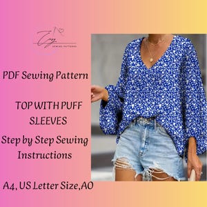 Pode incluir: Uma blusa azul floral com mangas bufantes e decote em V, usada com calções de ganga. A imagem inclui texto: "PDF Sewing Pattern", "Top with Puff Sleeves" e "Step by Step Sewing Instructions".