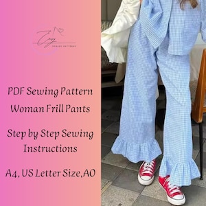 Op de afbeelding: Een PDF-naaipatroon voor een damesbroek met ruches. De broek is lichtblauw met een wit ruitpatroon en heeft een gefranjerde zoom. De afbeelding bevat ook rode sneakers. De tekst op de afbeelding luidt: "PDF Sewing Pattern Woman Frill Pants Step by Step Sewing Instructions A4, US Letter Size, AO."