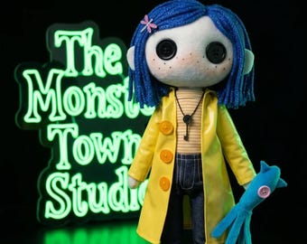 Muñeca de peluche Coraline hecha a mano con ojos de botón para coleccionistas
