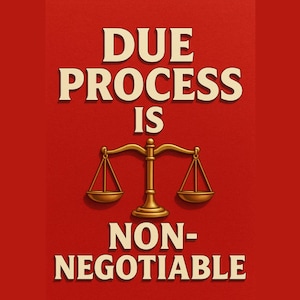 Może przedstawiać: Czerwone tło z napisem "DUE PROCESS IS NON-NEGOTIABLE" dużymi, kremowymi literami. Złoty symbol wagi jest umieszczony poniżej, symbolizując sprawiedliwość i uczciwość.