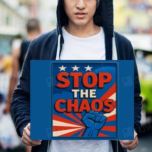 Peut inclure: Une personne tenant une pancarte bleue avec un graphique rouge, blanc et bleu qui dit "STOP THE CHAOS" avec un poing au centre.